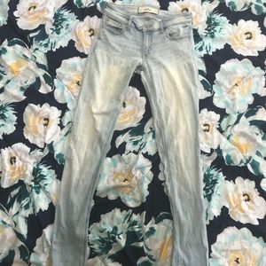 HOLLISTER LIGHT UNEVEN WASH LOW RISE SKINNY JEANS